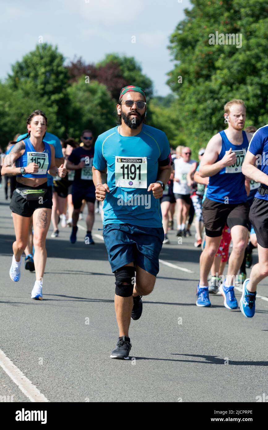 Läufer beim Straßenrennen 2022 Two Castles 10K, Warwickshire, Großbritannien Stockfoto