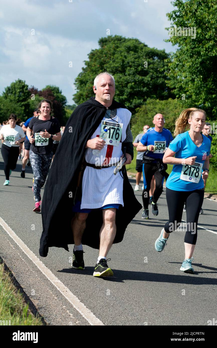 Läufer beim Straßenrennen 2022 Two Castles 10K, Warwickshire, Großbritannien Stockfoto