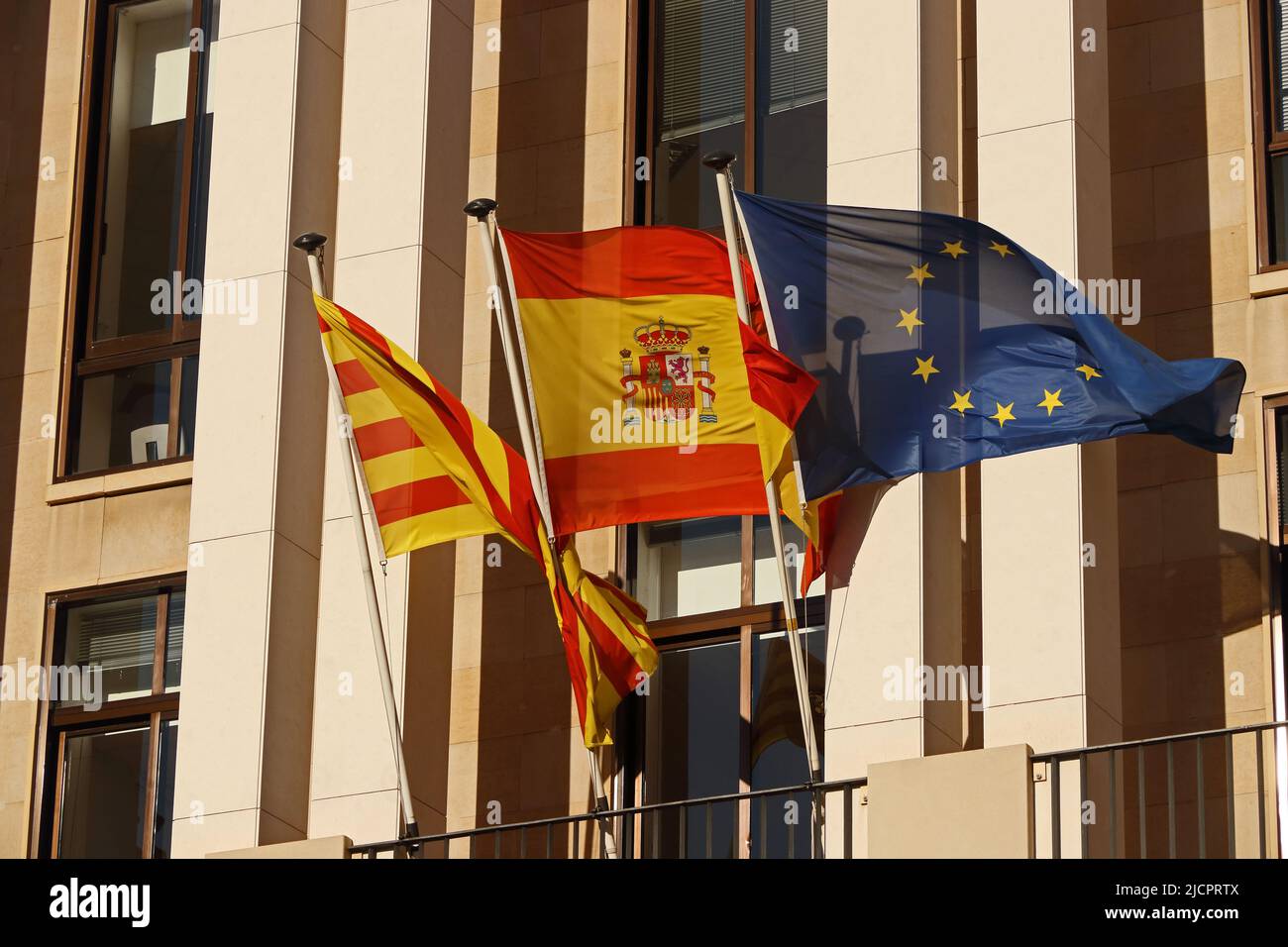 Spanische, katalanische und EU-Flaggen fliegen, Tarragona Stockfoto