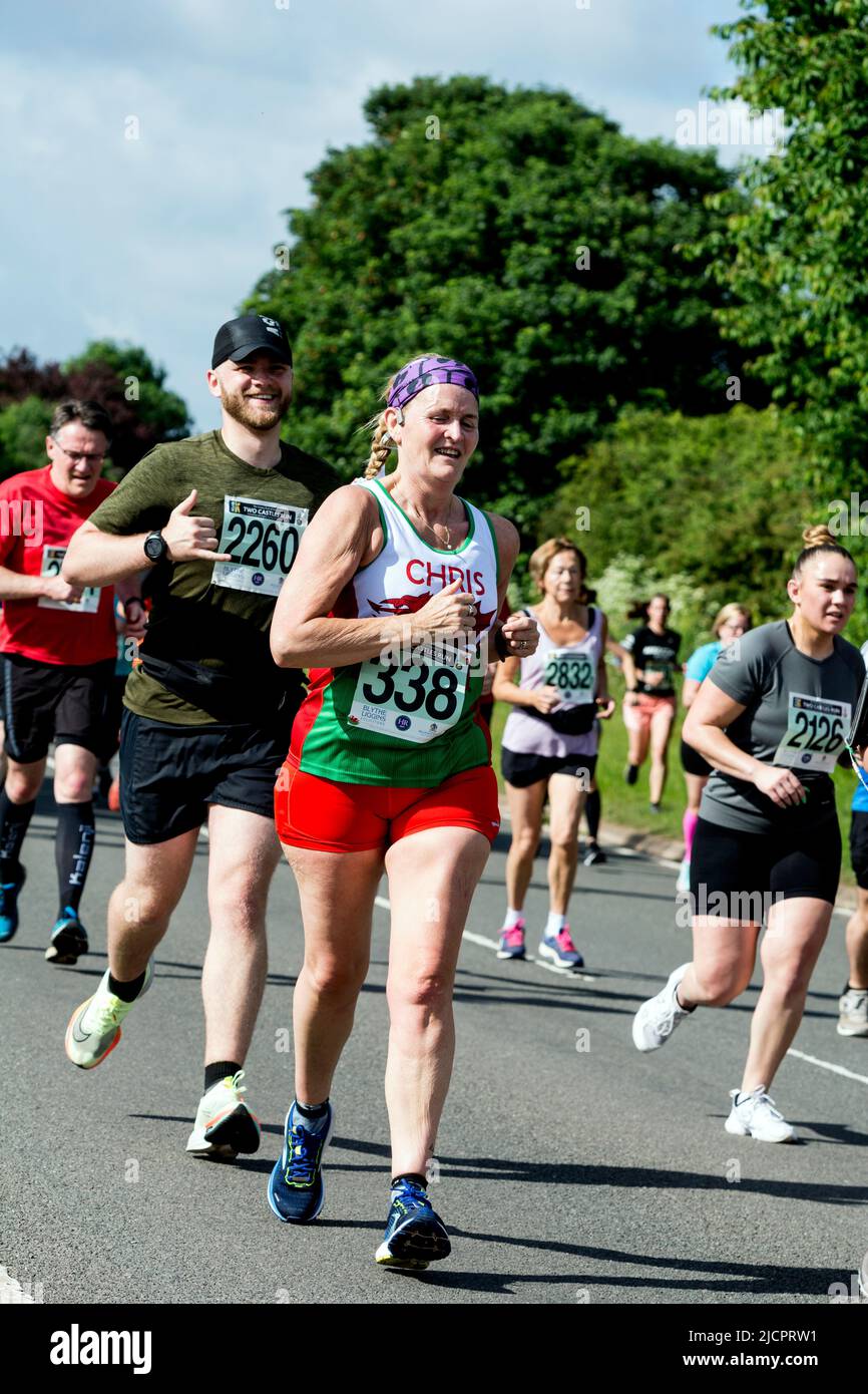 Läufer beim Straßenrennen 2022 Two Castles 10K, Warwickshire, Großbritannien Stockfoto