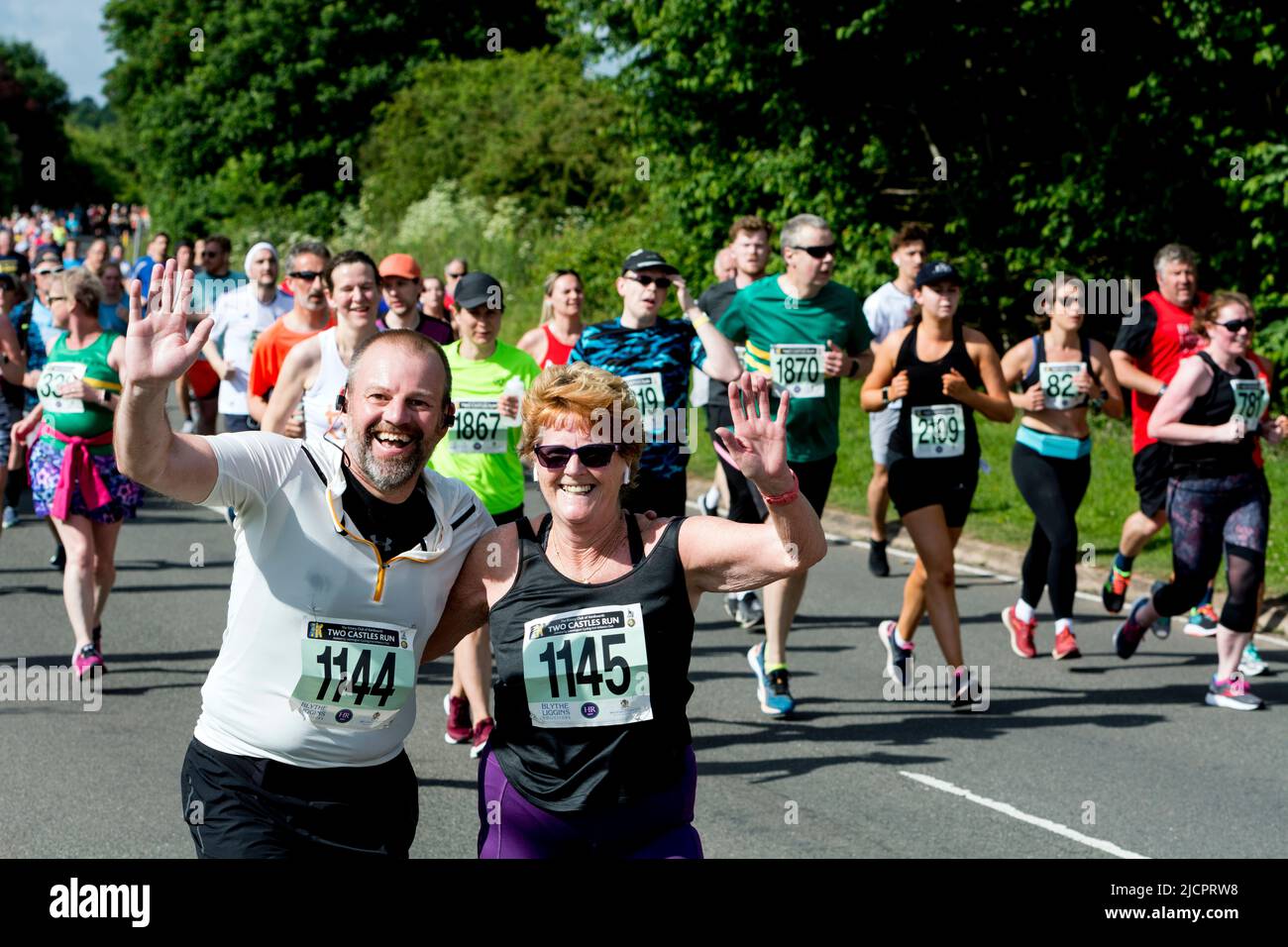 Läufer beim Straßenrennen 2022 Two Castles 10K, Warwickshire, Großbritannien Stockfoto