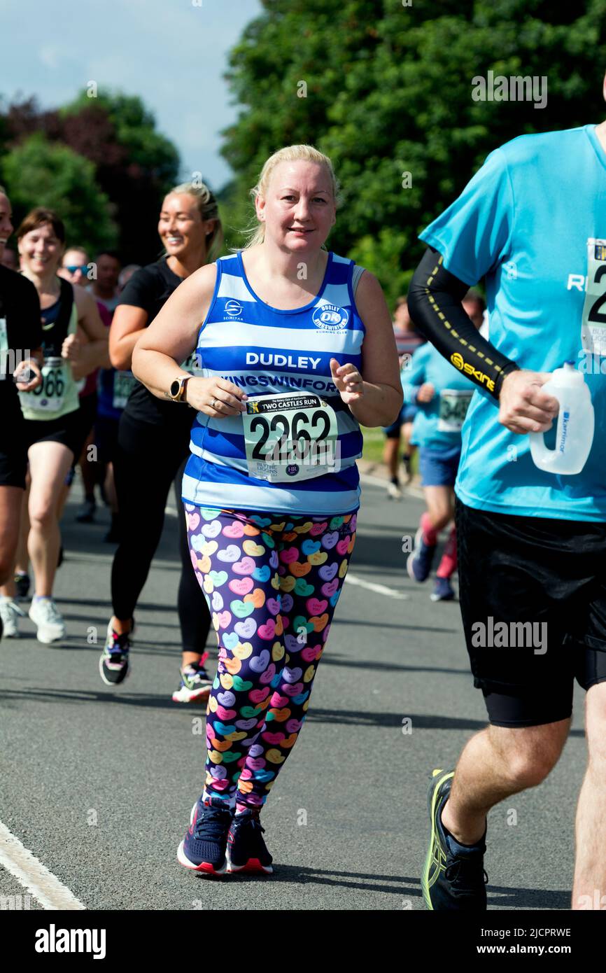 Läufer beim Straßenrennen 2022 Two Castles 10K, Warwickshire, Großbritannien Stockfoto