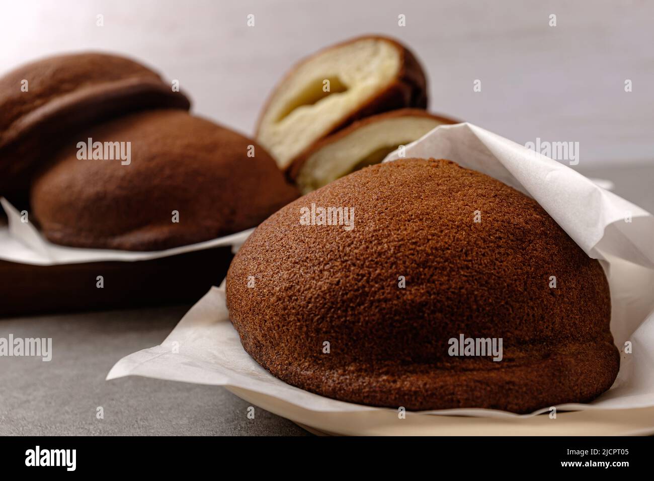 Mokka-Brötchen mit Kaffee und Creme Stockfoto