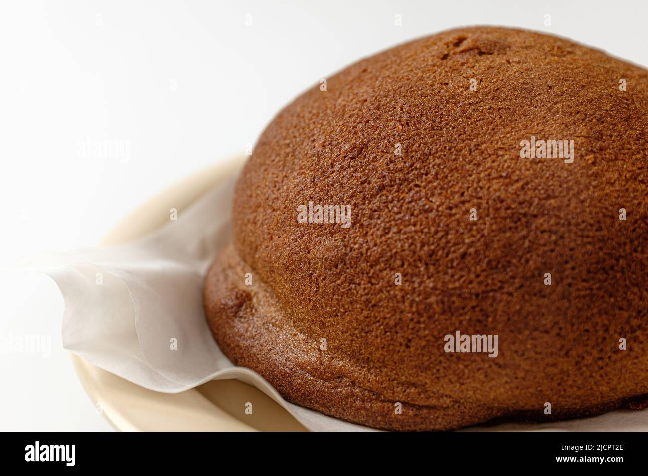 Mokka-Brötchen auf weißem Hintergrund Stockfoto