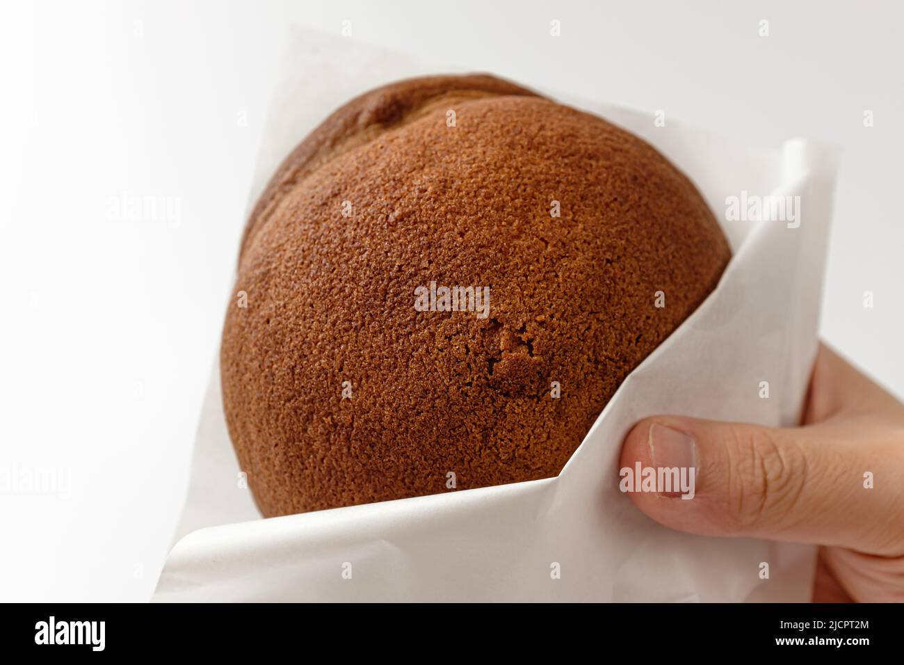 Mokka-Brötchen auf weißem Hintergrund Stockfoto