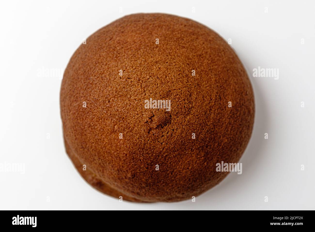 Mokka-Brötchen auf weißem Hintergrund Stockfoto