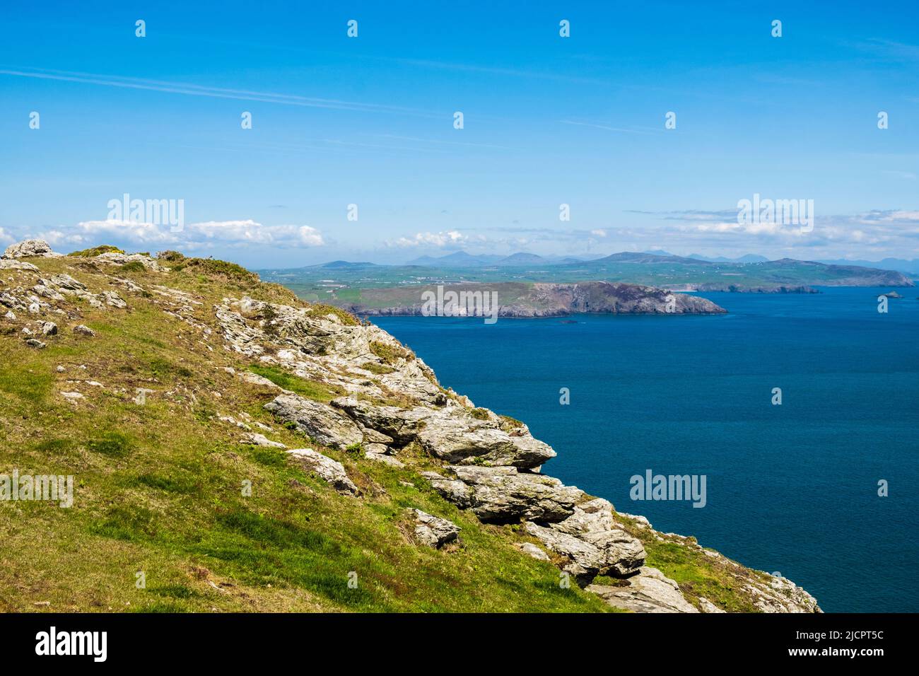 Blick über das ruhige blaue Meer zur Halbinsel Llyn vom Berg Mynydd Enlli auf Ynys Enlli oder Bardsey Island an der walisischen Westküste. Gwynedd, Nordwales, Großbritannien Stockfoto