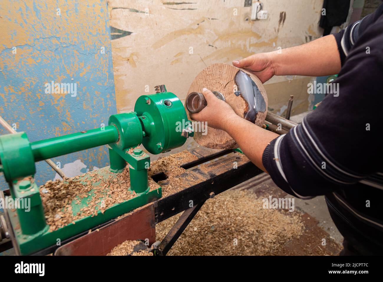 Zimmermann bereitet Maschine für das Drehen von Holz auf einer