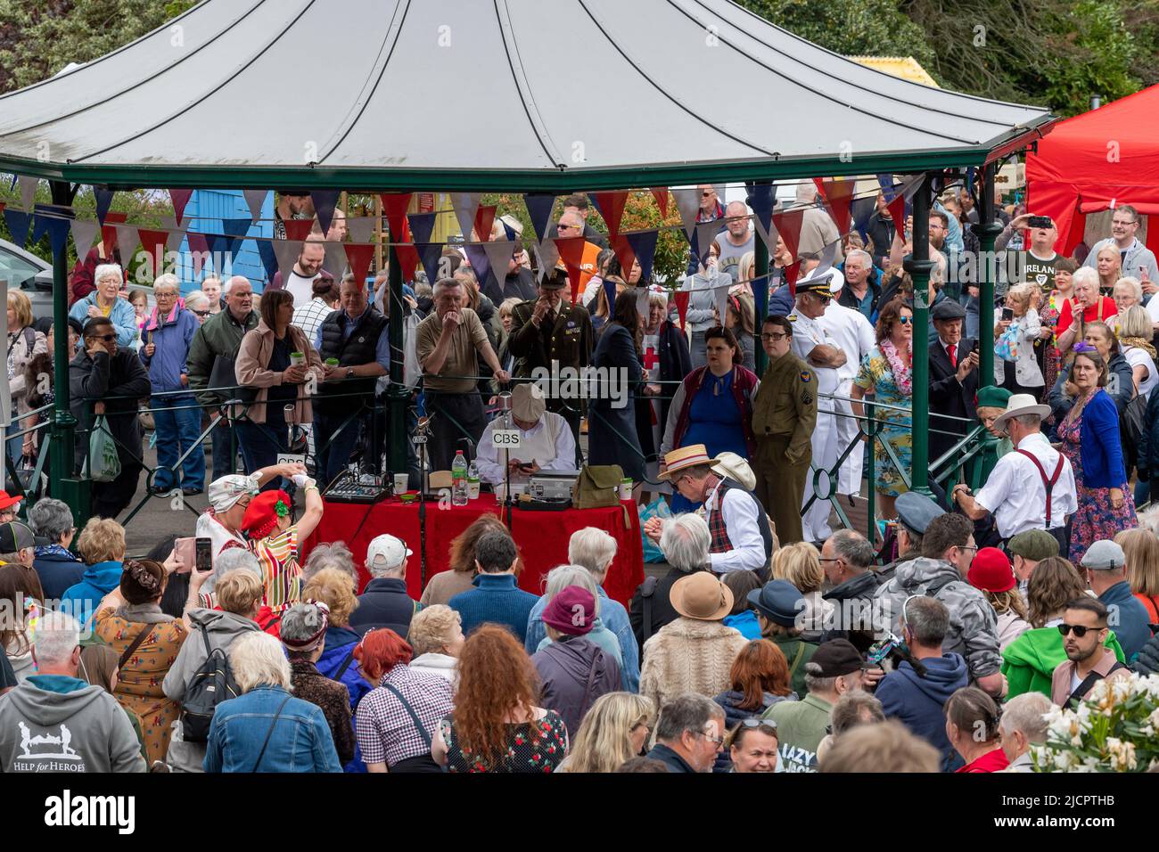 Haworth 1940 Vintage Retro-Event (geschäftig überfüllt, Zuschauer beobachten Re-enactors Tänzer, die live auftreten, unterhaltsame Show) - West Yorkshire England Großbritannien. Stockfoto