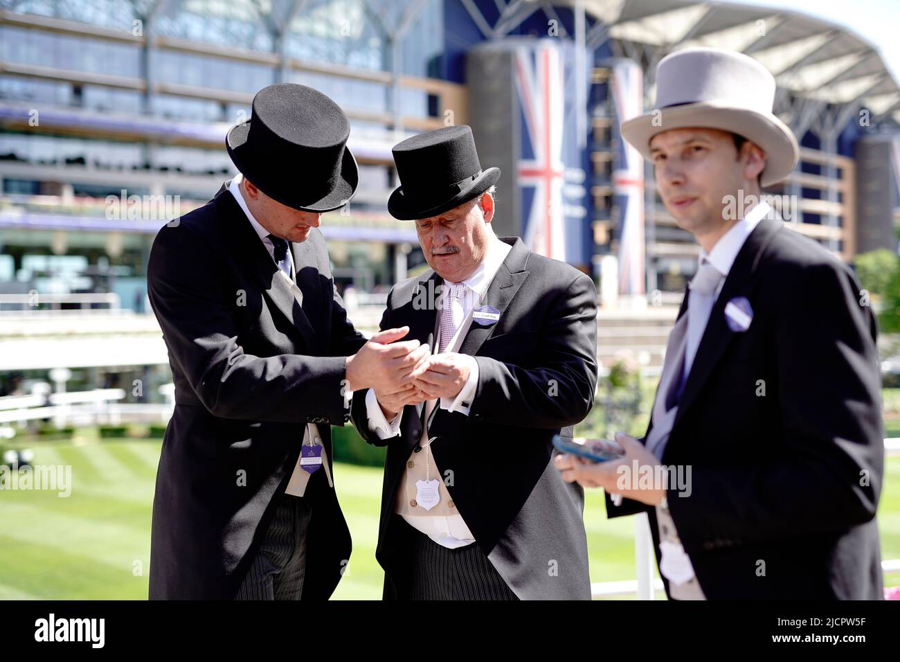 Rennfahrer am zweiten Tag von Royal Ascot auf der Ascot Racecourse. Bilddatum: Mittwoch, 15. Juni 2022. Stockfoto