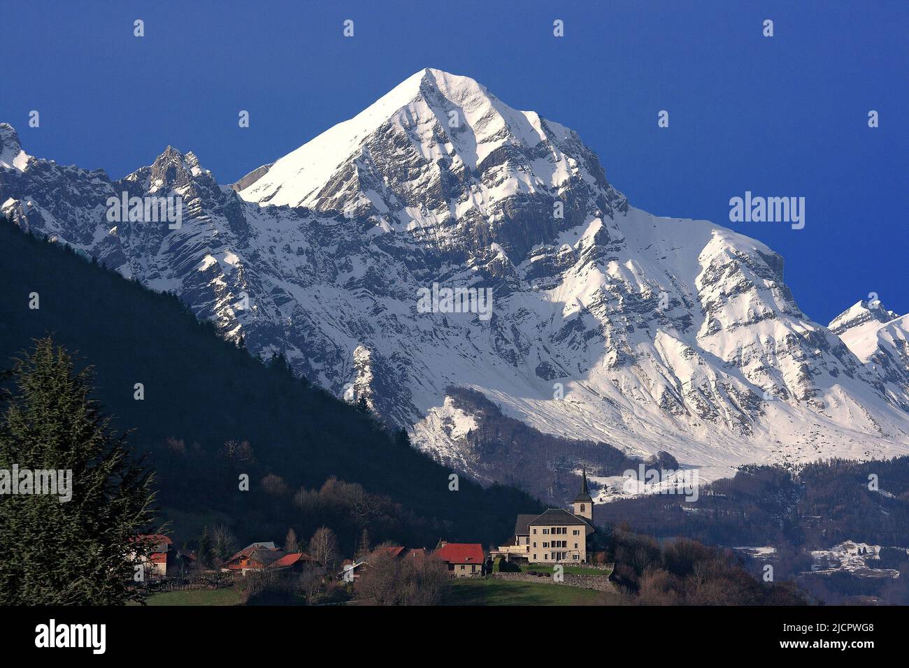 Frankreich, Savoie Albertville, das Dorf Pallud und der verschneite Mont-Charvin Stockfoto