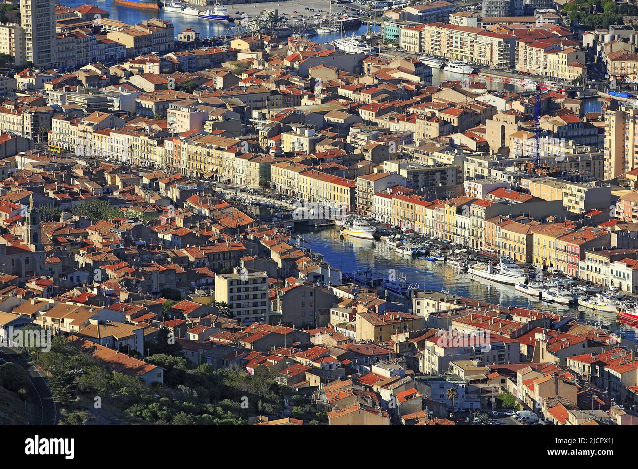 Frankreich, Hérault, Sète, die mediterrane Hafenstadt am Fuße des Mont Saint Clair und des Thau-Sees, (Luftaufnahme) Stockfoto