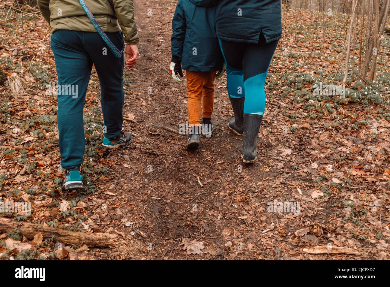 Familienwanderungen in Bergen oder Wäldern mit Sportschuhen. Stockfoto