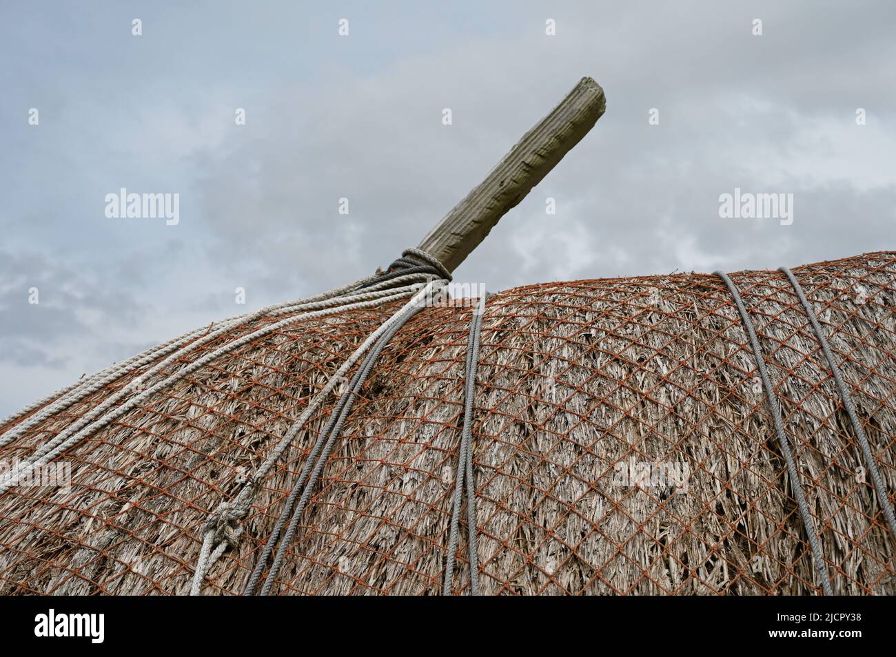 Detail des Strohdachs, der Seile und des Holzbalkens in Norse Ofenn, Isle of Lewis, Äußere Hebriden, Schottland, Großbritannien. Stockfoto