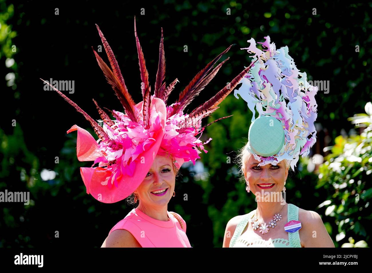 Rennfahrer kommen vor dem Rennen am zweiten Tag von Royal Ascot auf der Rennbahn Ascot an. Bilddatum: Mittwoch, 15. Juni 2022. Stockfoto