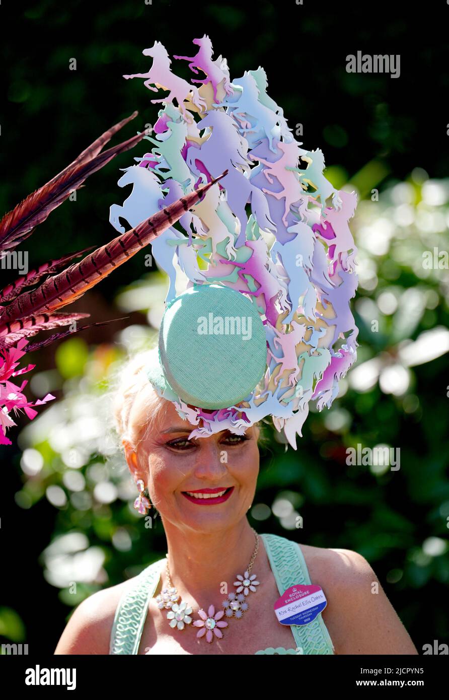 Frau Rachel Ellis Oates kommt vor dem Rennen am zweiten Tag von Royal Ascot auf der Rennbahn Ascot an. Bilddatum: Mittwoch, 15. Juni 2022. Stockfoto