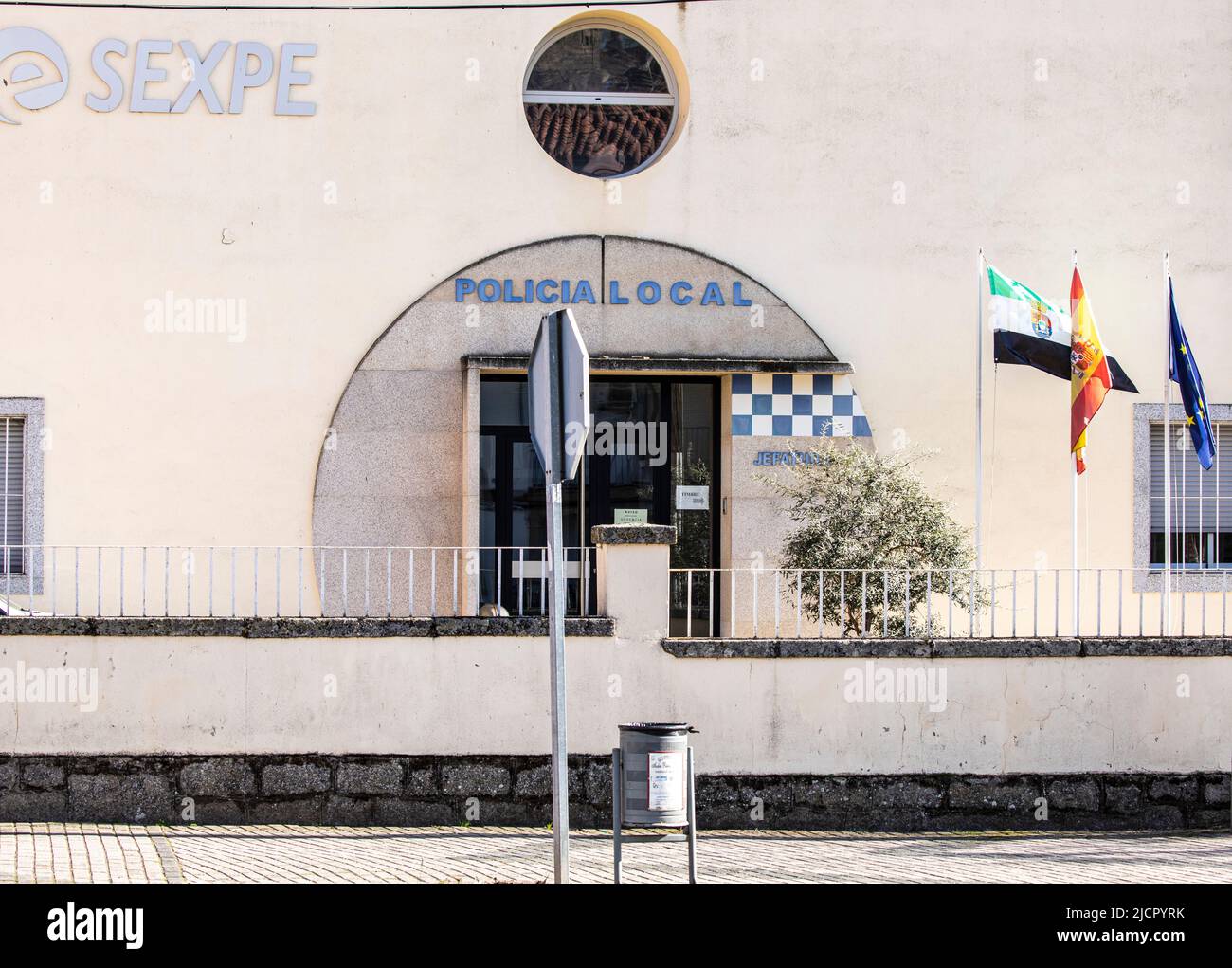 Außenansicht des Bahnhofs Policia Local in Trujillo, Extremadura, Spanien. Es gibt auch ein Zeichen für SEXPE, die Extremaduran Public Employment Service. Stockfoto