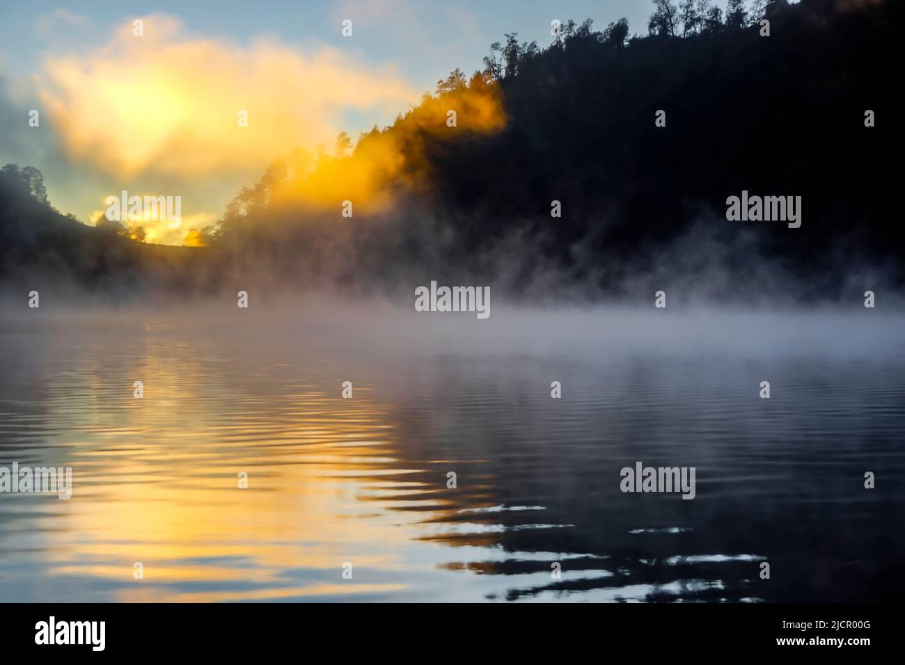 Nebliger See mit Sonneneinbruch und Nebel von Ranu Kumbolo, Bromo Tengger Semeru National Park, Indonesien Stockfoto