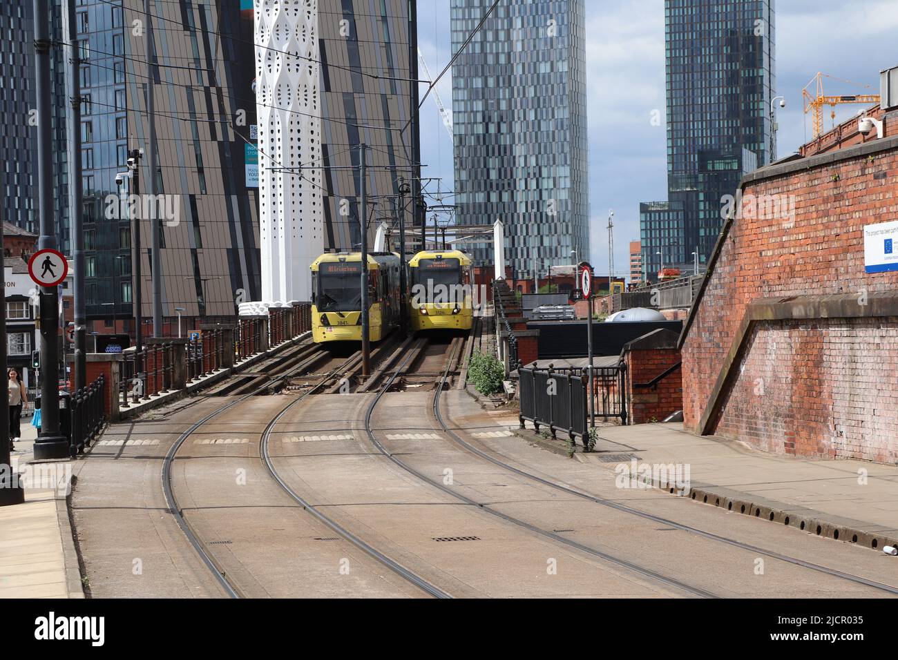 Gelbe Metro-Straßenbahnen fahren vorbei, Manchester Stockfoto