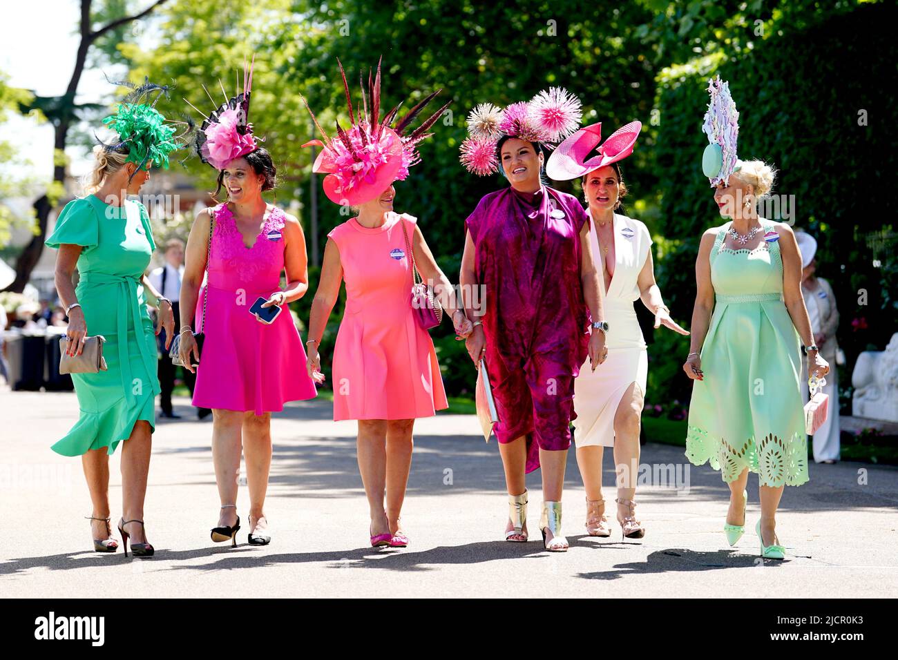 Rennfahrer kommen vor dem Rennen am zweiten Tag von Royal Ascot auf der Rennbahn Ascot an. Bilddatum: Mittwoch, 15. Juni 2022. Stockfoto