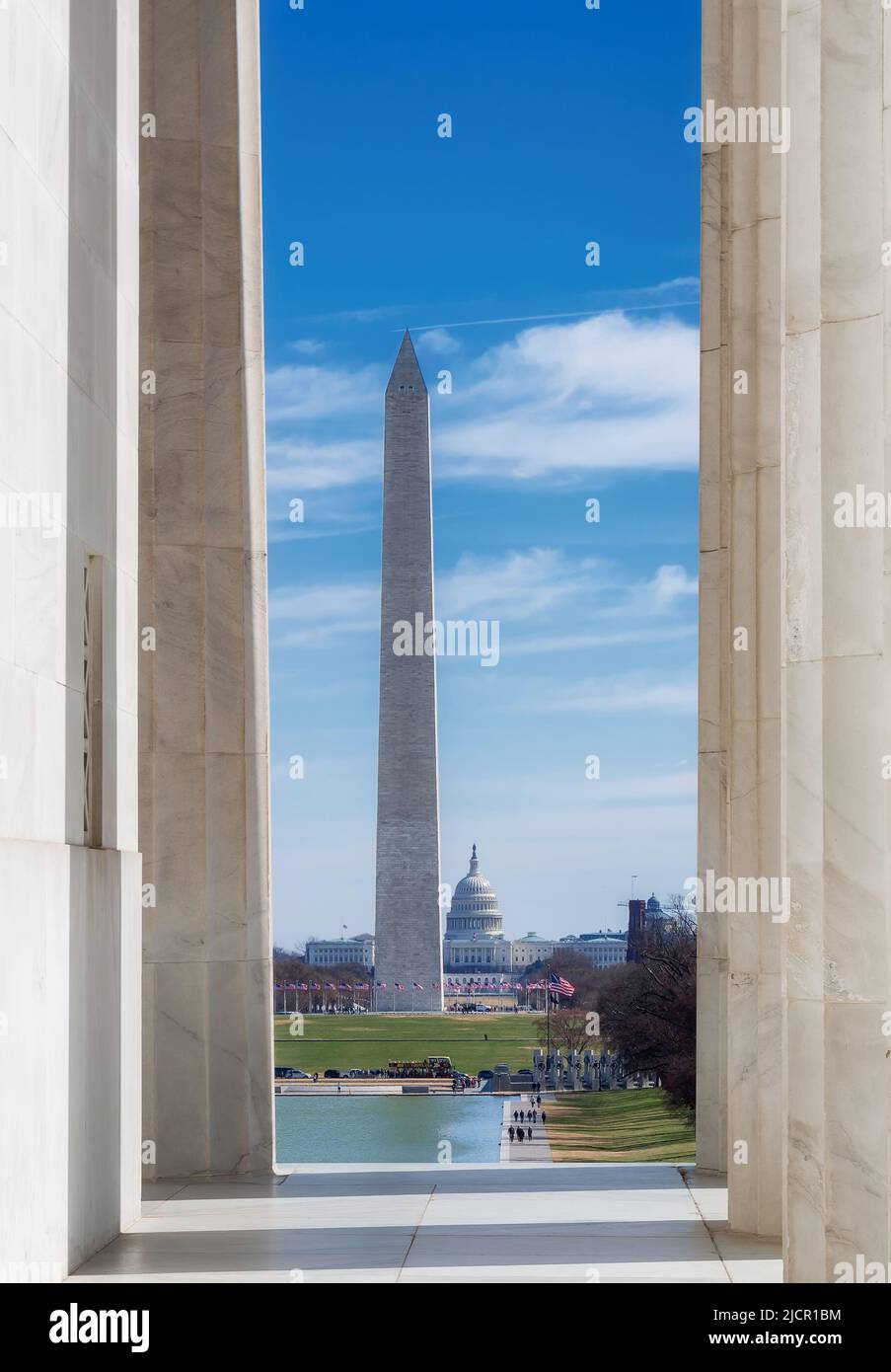 Washington Monument durch die Säulen des Lincoln Memorial und des US Capitol Building in Washington DC Stockfoto