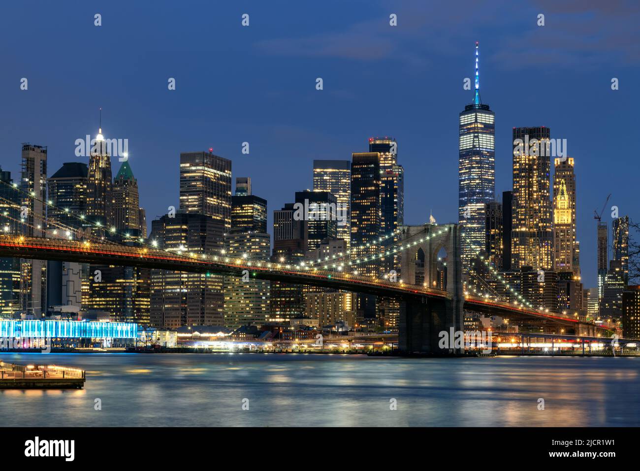 Skyline von Manhattan und Brooklyn Bridge bei Nacht in New York City Stockfoto