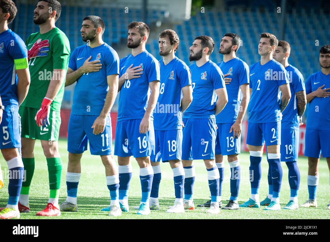 Drammen, Norwegen. 14.. Juni 2022. Die aserbaidschanischen Spieler stehen während der Nationalhymne vor dem Qualifikationsspiel U21 zwischen Norwegen und Aserbaidschan im Marienlyst Stadion in Drammen an. (Foto: Gonzales Photo/Alamy Live News Stockfoto