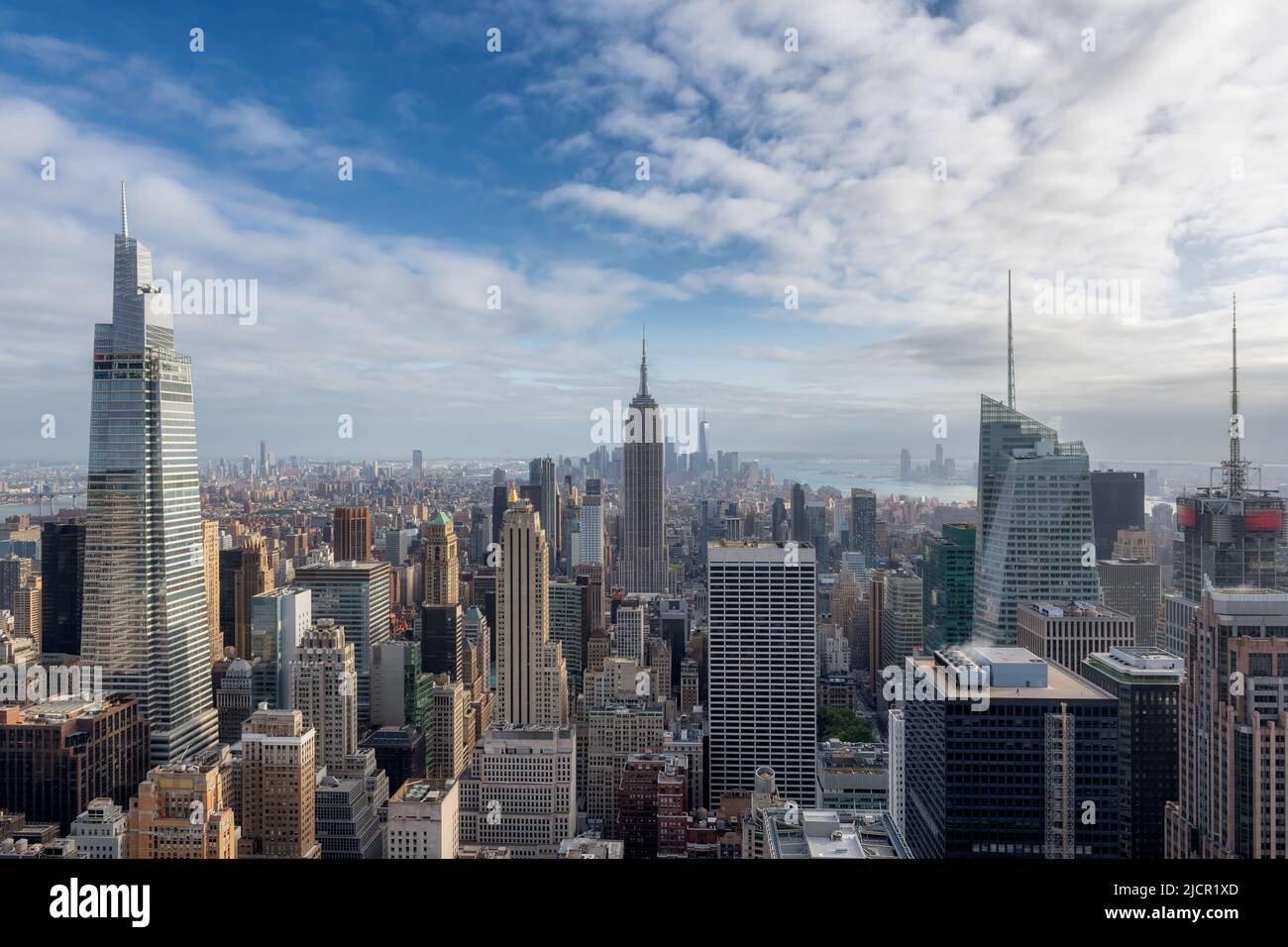Skyline von New York City bei Sonnenuntergang. Manhattan Wolkenkratzer im Stadtzentrum von New York, USA. Stockfoto