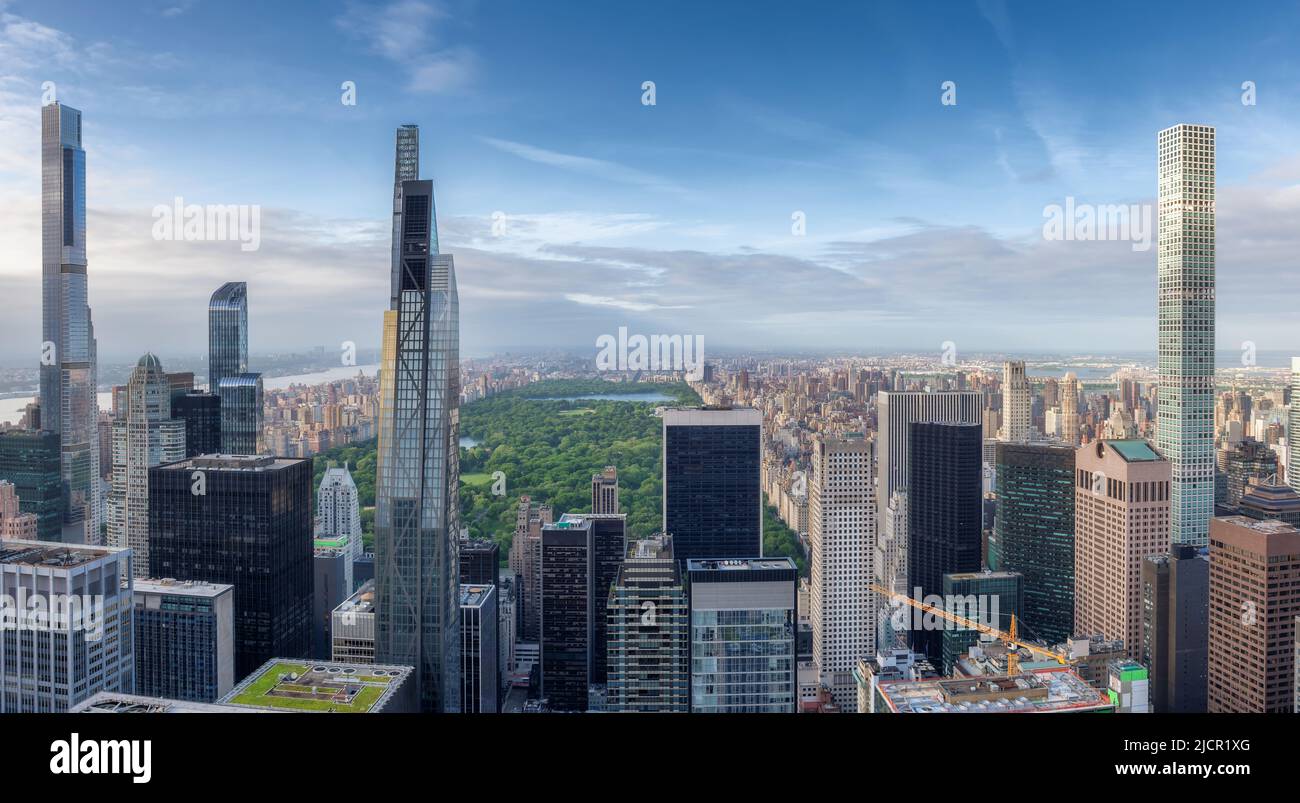 Die Skyline von New York City und der Central Park und der Wolkenkratzer bei Sonnenuntergang. Stockfoto
