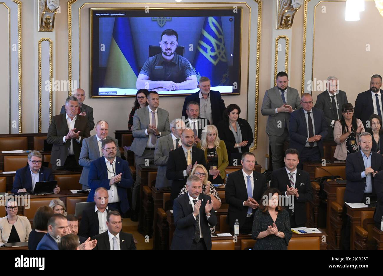 Prag, Tschechische Republik. 15.. Juni 2022. Die russische Invasion in der Ukraine ist nur der erste Schritt, den die russische Führung braucht, um sich in andere Staaten zu öffnen, Und in der Ukraine findet ein Kampf um die Zukunft Europas statt, sagte ihr Präsident Volodymyr Zelenskiy am 15. Juni 2022 in einer Videoübertragung in Prag, Tschechische Republik, den beiden Häusern des tschechischen parlaments. Kredit: Michal Krumphanzl/CTK Foto/Alamy Live Nachrichten Stockfoto