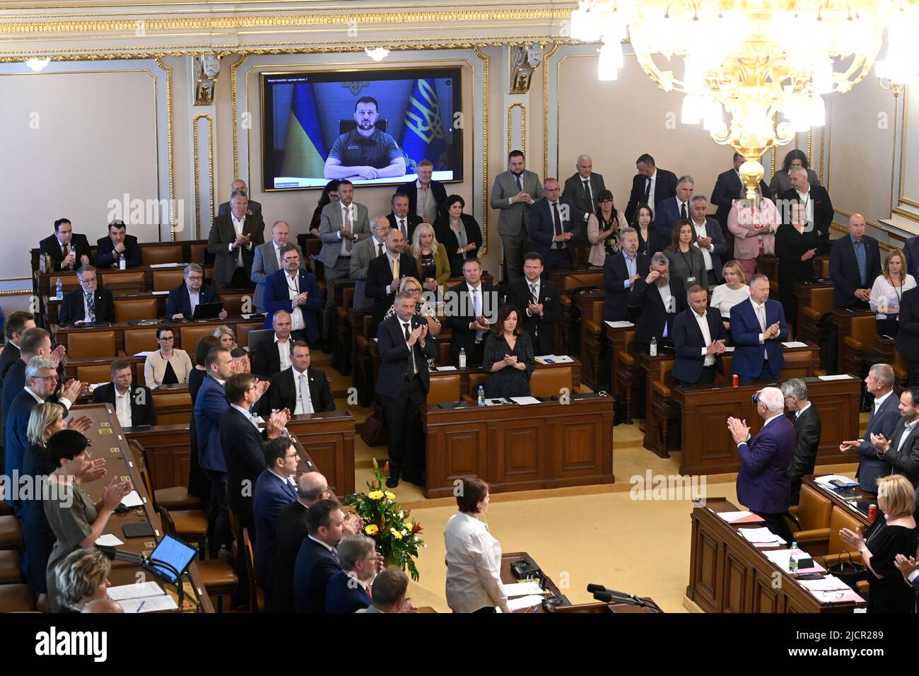 Prag, Tschechische Republik. 15.. Juni 2022. Die russische Invasion in der Ukraine ist nur der erste Schritt, den die russische Führung braucht, um sich in andere Staaten zu öffnen, Und in der Ukraine findet ein Kampf um die Zukunft Europas statt, sagte ihr Präsident Volodymyr Zelenskiy am 15. Juni 2022 in einer Videoübertragung in Prag, Tschechische Republik, den beiden Häusern des tschechischen parlaments. Kredit: Michal Krumphanzl/CTK Foto/Alamy Live Nachrichten Stockfoto