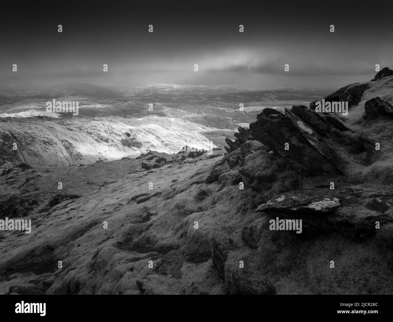 Infrarotbild des Blickes über das Coppermines Valley vom Old man of Coniston im Lake District National Park, Cumbria, England. Stockfoto