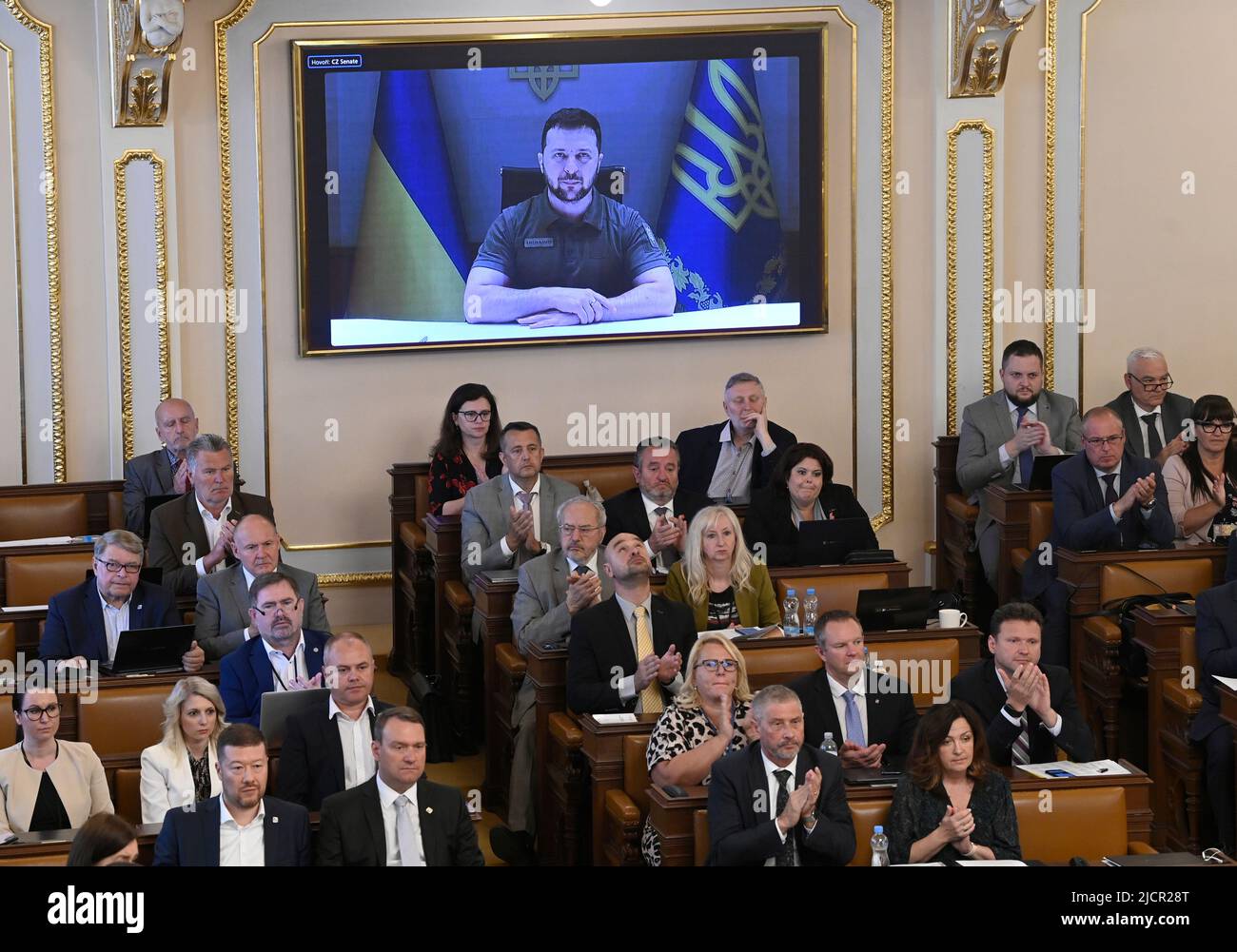 Prag, Tschechische Republik. 15.. Juni 2022. Die russische Invasion in der Ukraine ist nur der erste Schritt, den die russische Führung braucht, um sich in andere Staaten zu öffnen, Und in der Ukraine findet ein Kampf um die Zukunft Europas statt, sagte ihr Präsident Volodymyr Zelenskiy am 15. Juni 2022 in einer Videoübertragung in Prag, Tschechische Republik, den beiden Häusern des tschechischen parlaments. Kredit: Michal Krumphanzl/CTK Foto/Alamy Live Nachrichten Stockfoto