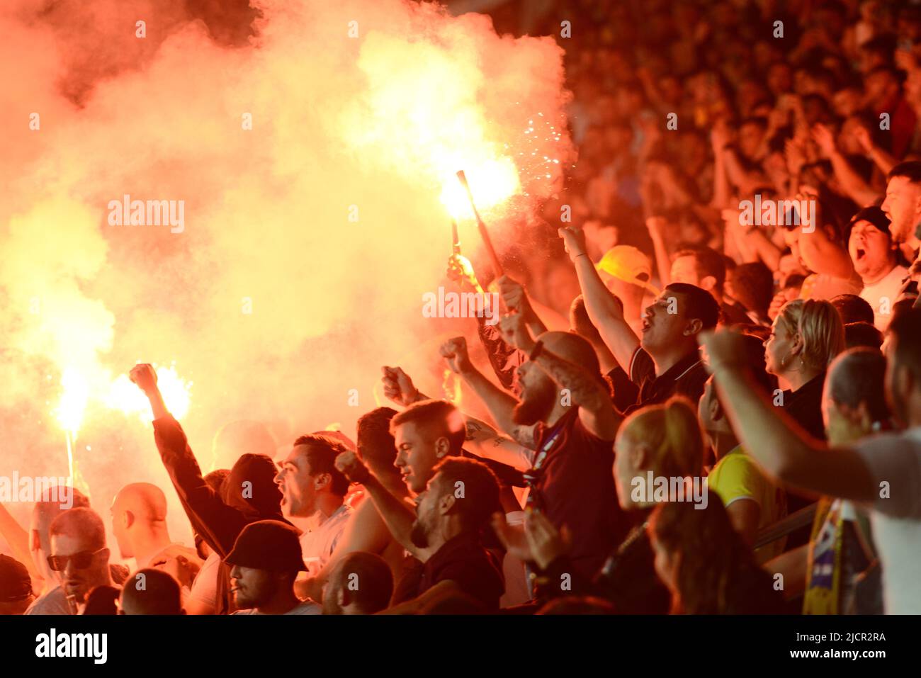 Rumänische Zuschauer während des Spiels der UEFA Nations League zwischen Rumänien und Montenegro , 14.06.2022, Stadion Giulesti , Bukarest , Cristi Stavri Stockfoto