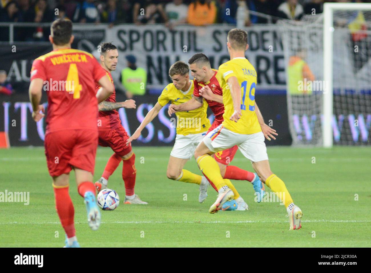 Octavian Popescu #7 und Nikola Krstović #14 während des Spiels der UEFA Nations League zwischen Rumänien und Montenegro , 14.06.2022, Cristi Stavri Stockfoto