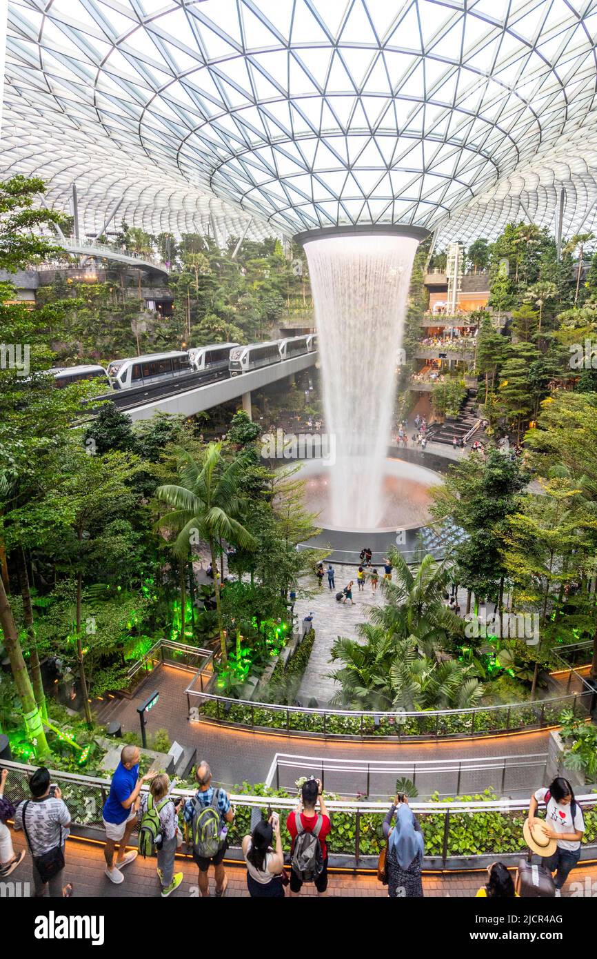 Der Jewel Changi Airport in Singapur ist eine üppige Touristenattraktion Stockfoto
