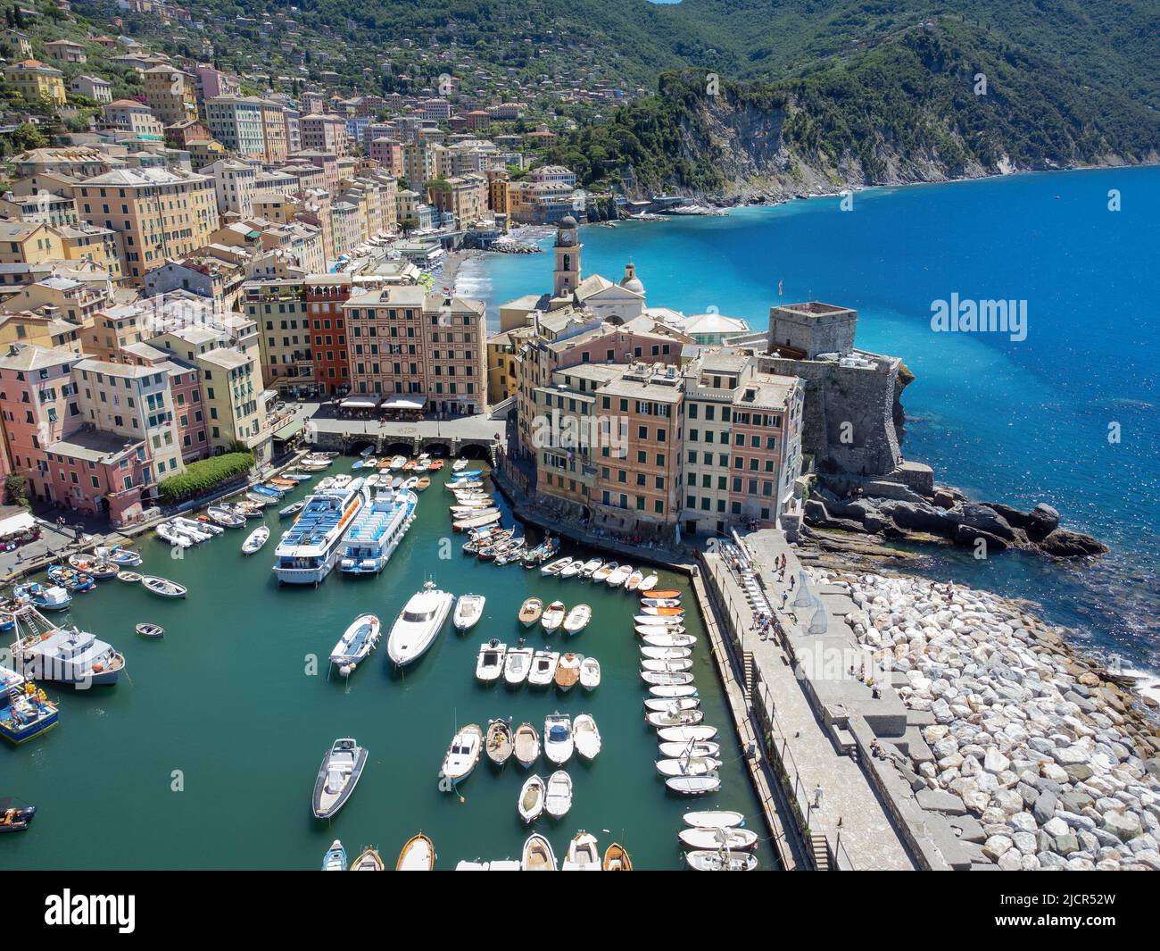 Camogli, Italien von oben gesehen mit glitzerndem blauem Wasser und wunderschönen Gebäuden. Stockfoto