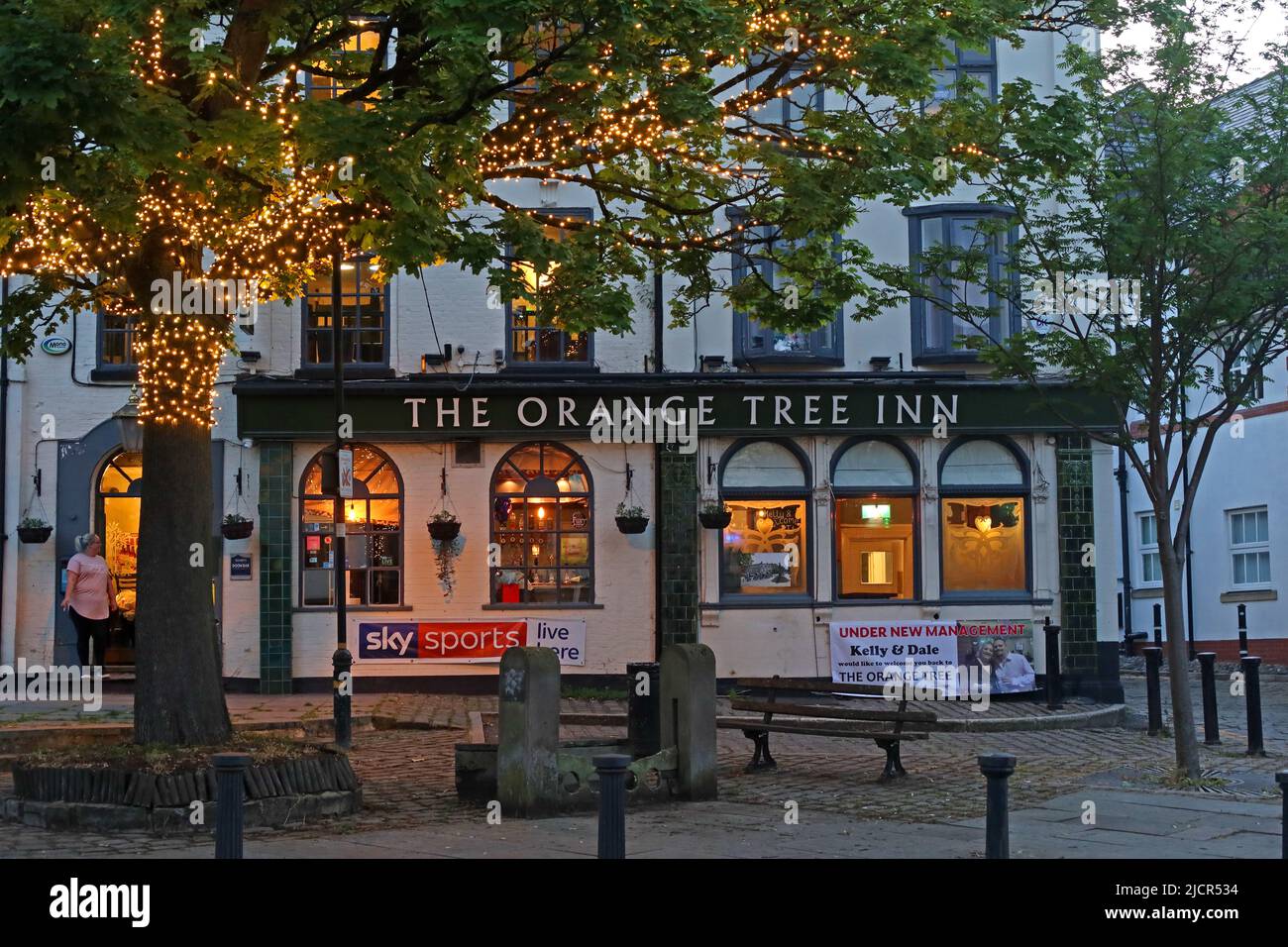 Der Orange Tree Inn Pub in der Abenddämmerung, Old Market Place, Altrincham, Greater Manchester, England, UK, WA14 4DE Stockfoto