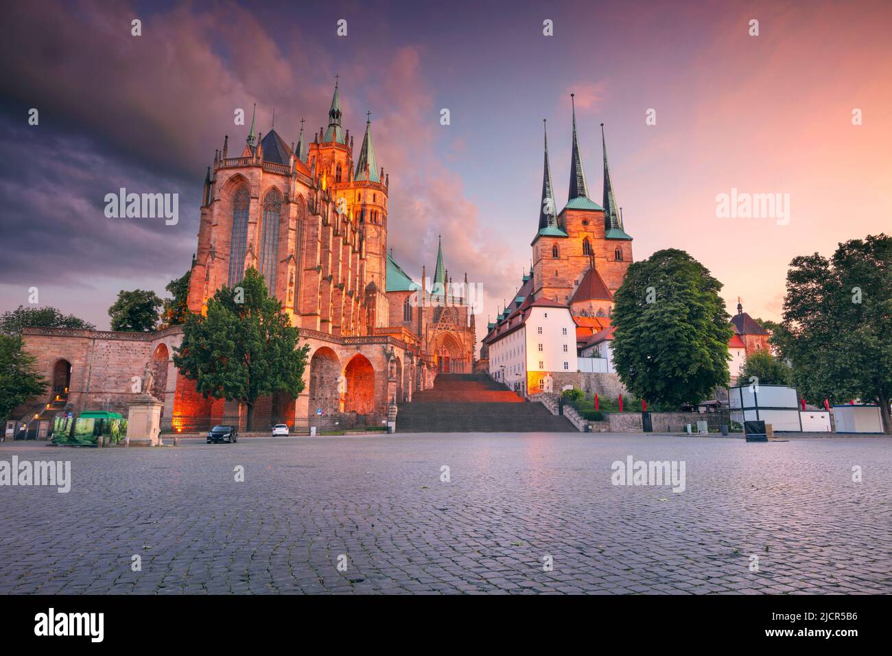Erfurt, Deutschland. Stadtbild der Innenstadt von Erfurt, Deutschland mit dem Erfurter Dom bei Sonnenuntergang im Sommer. Stockfoto
