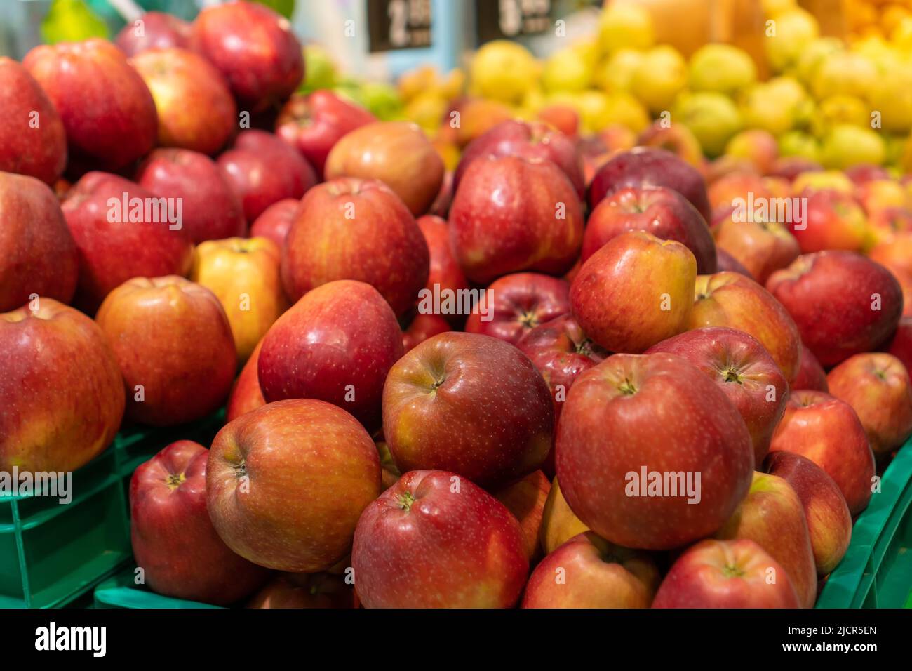 Nahaufnahme von köstlichen reifen roten und gelben Äpfeln auf der Theke im Laden. Verkauf von Obst auf dem Markt und im Supermarkt Stockfoto