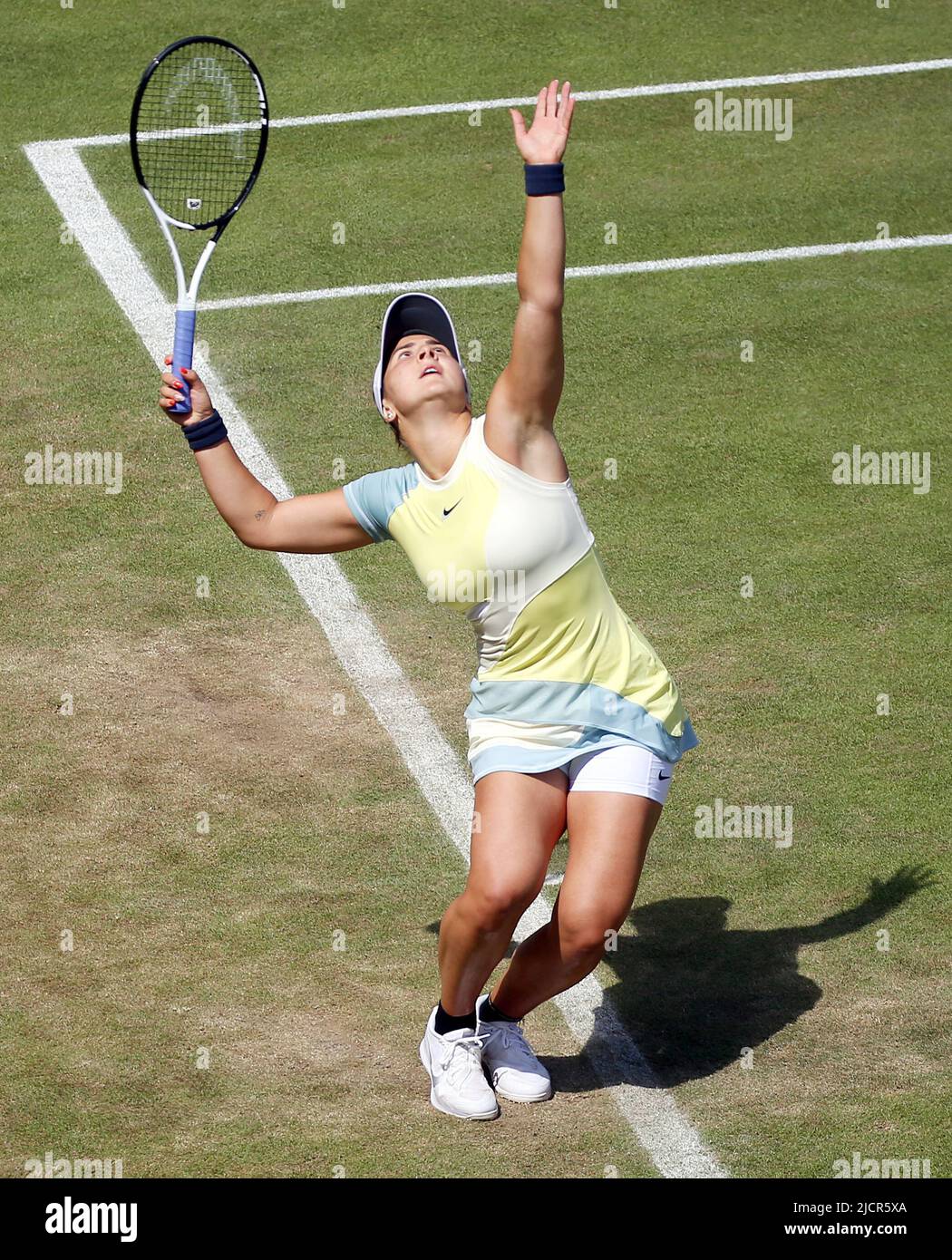 Berlin, Deutschland. 15.. Juni 2022. Tennis: WTA Tour, Runde von 16 Singles, Frauen, Wettbewerb, 1. Runde Pliskova (Tschechien) - Andreescu (Kanada) im Steffi Graf Stadion. Bianca Andreescu wirft den Ball zum Serve. Quelle: Wolfgang Kumm/dpa/Alamy Live News Stockfoto