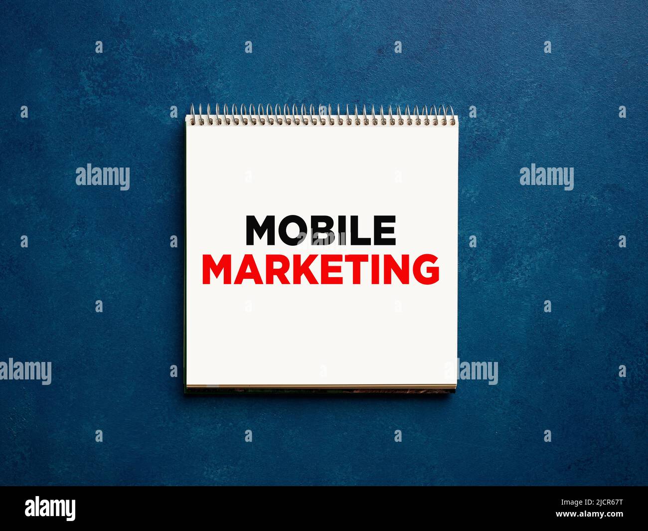 Das Wort „Mobile Marketing“, das auf einem Notebook auf dem Desktop des Geschäftsbüros steht. Stockfoto Das Wort „Mobile Marketing“, das auf einem Notebook auf dem Desktop des Geschäftsbüros steht. Stockfoto