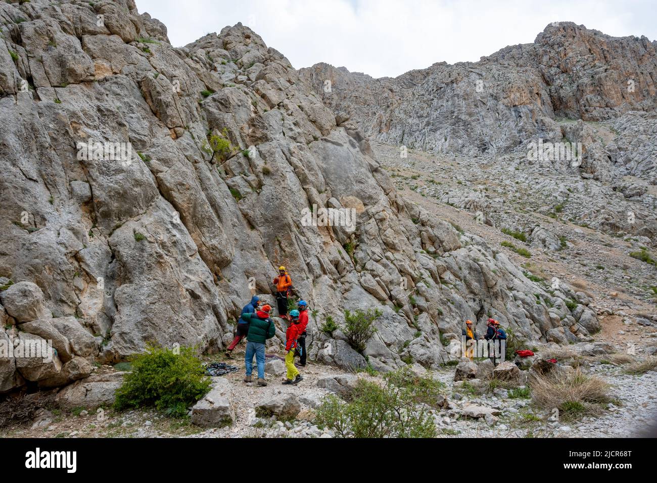 Felskletterer fordern die Kalksteinwände bei Kazıklıali Kanyonu heraus. Niğde, Türkiye. Stockfoto