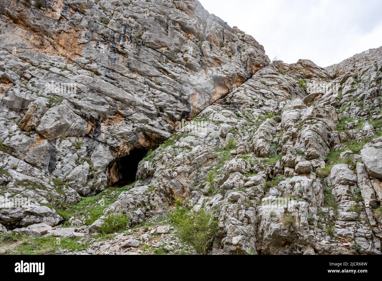 Eine Höhle entwickelt sich entlang einer Bruchlinie in Kalkstein. Kazıklıali Kanyonu. Niğde, Türkiye. Stockfoto