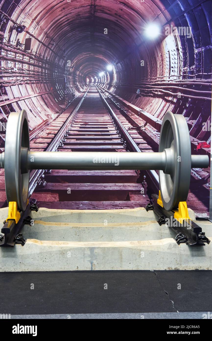 Eisenbahnräder mit einem Foto von Bergbau Galerie Tunnel mit Eisenbahn, bei einer Ausstellung indoor Stockfoto