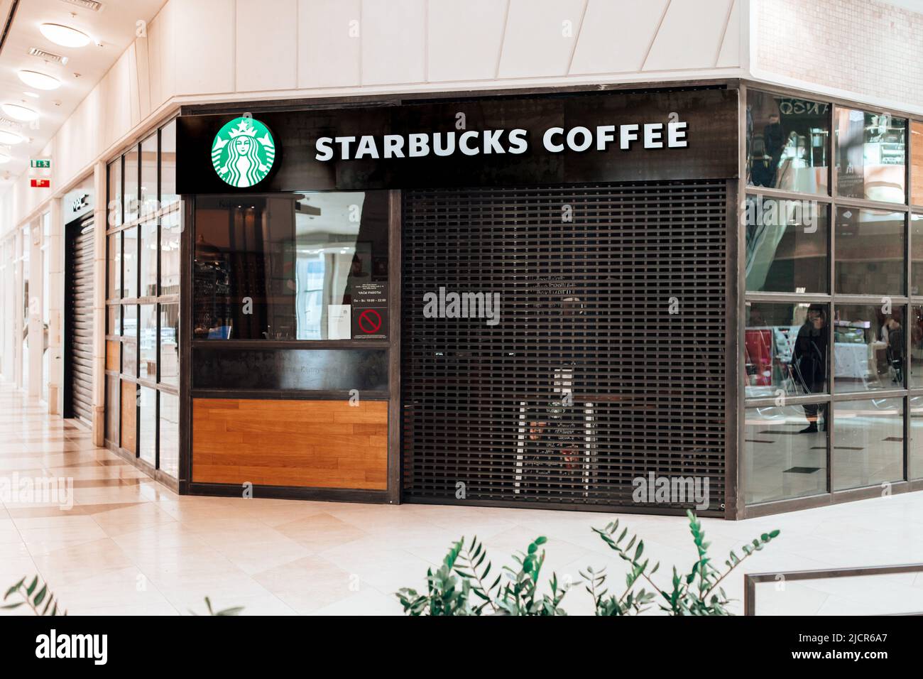 Sankt Petersburg, Russland - 04.01.2022: Starbucks Café ist in der Shopping Mall von St. Petersburg geschlossen. Stockfoto