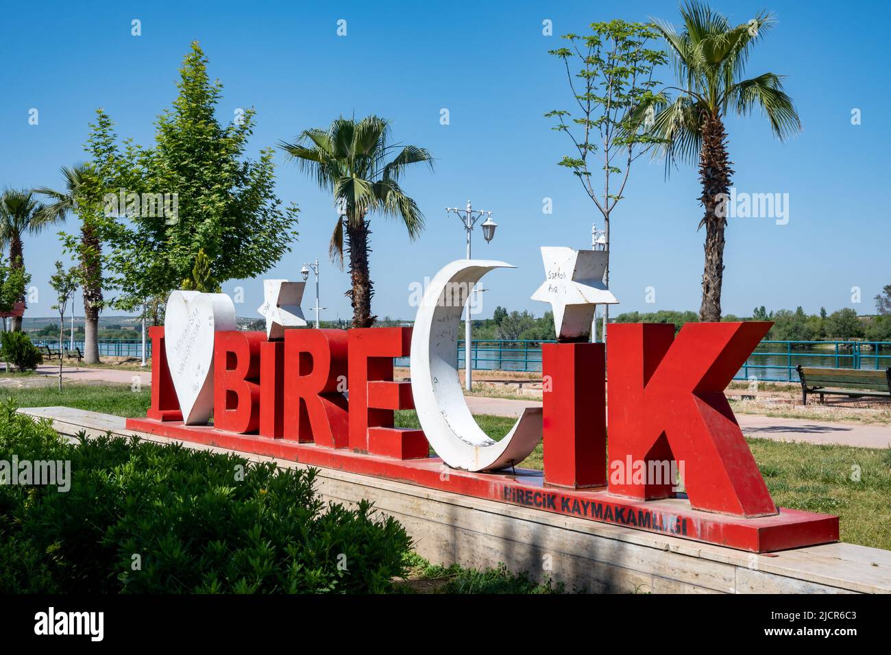 Ein Schild „I Love Birecik“ in einem Park am Euphat. Birecik, Türkiye. Stockfoto