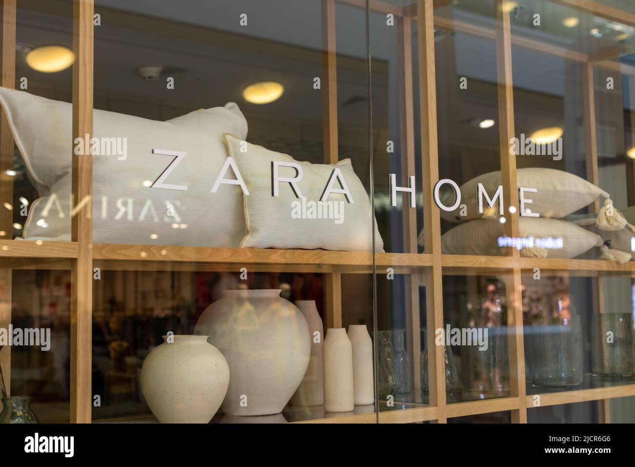 Sankt Petersburg, Russland 04.01.2022: Wohnkultur - Vasen und Sofakissen im Schaufenster des Zara-Hauses. Zara Haus ist in der Shopping Mall von St. Pete geschlossen Stockfoto