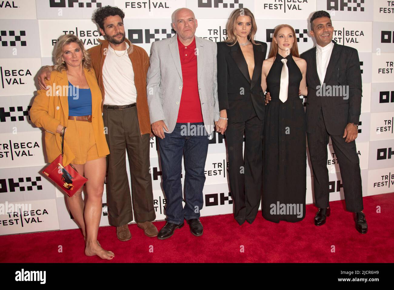 New York, Usa. 14.. Juni 2022. (L-R) Elizabeth Eves, Christopher Abbott, John Michael McDonagh, Abbey Lee, Jessica Chastain und Mourad Zaoui besuchen die Premiere von „The Forgiven“ während des Tribeca Festivals 2022 im BMCC Tribeca PAC in New York City. Kredit: SOPA Images Limited/Alamy Live Nachrichten Stockfoto