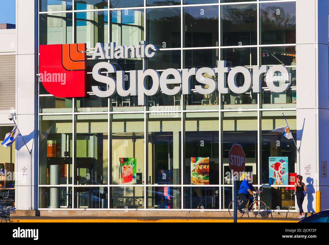 Loblaws Atlantic Superstore vorne. Eine kanadische Supermarktkette mit verschiedenen Lebensmitteln aus einer Hand. HALIFAX, NOVA SCOTIA, KANADA - JUNI 2022 Stockfoto